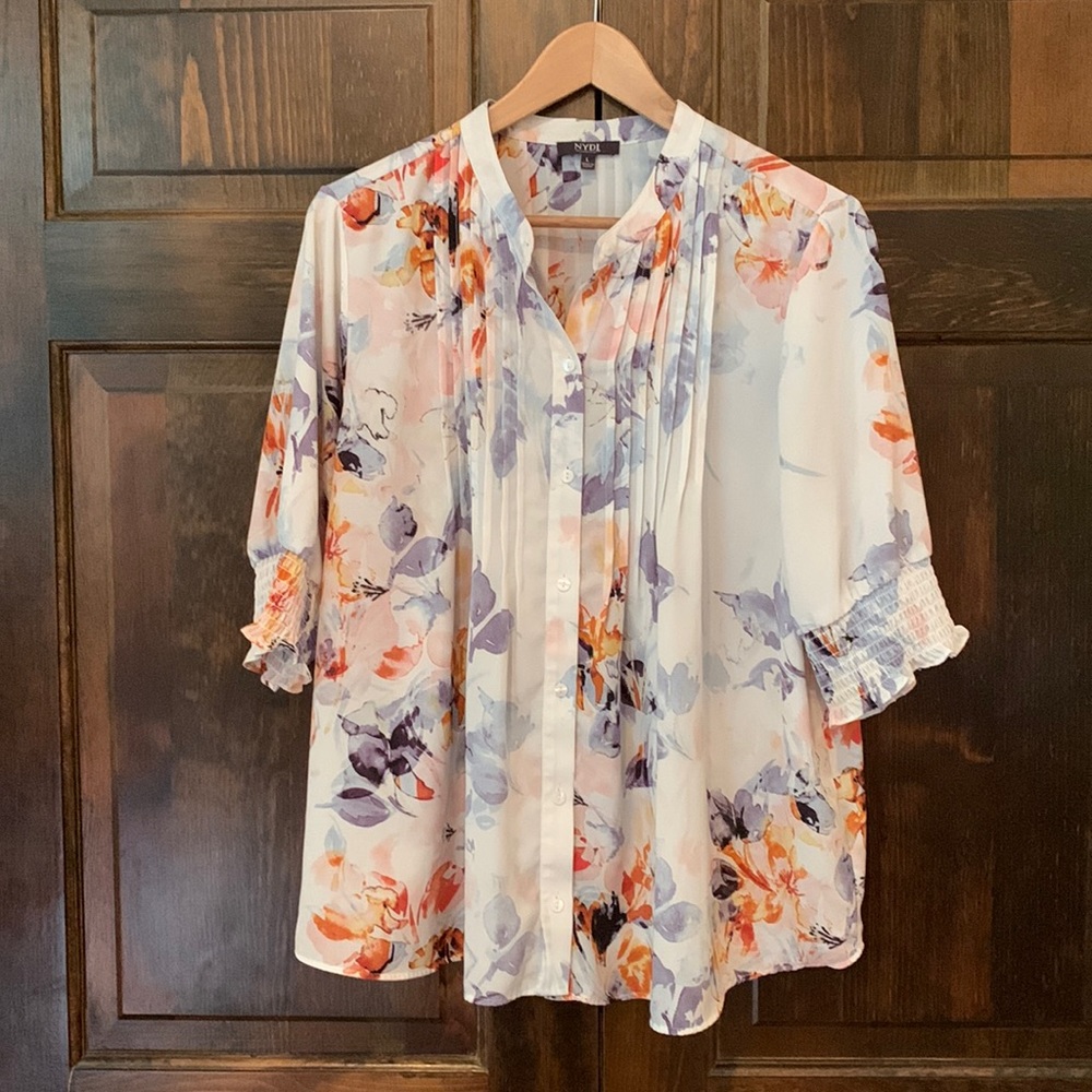 Beautiful NYDJ short sleeve blouse Sz L